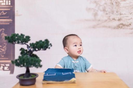 深圳怀孕肚子中间凹两边凸